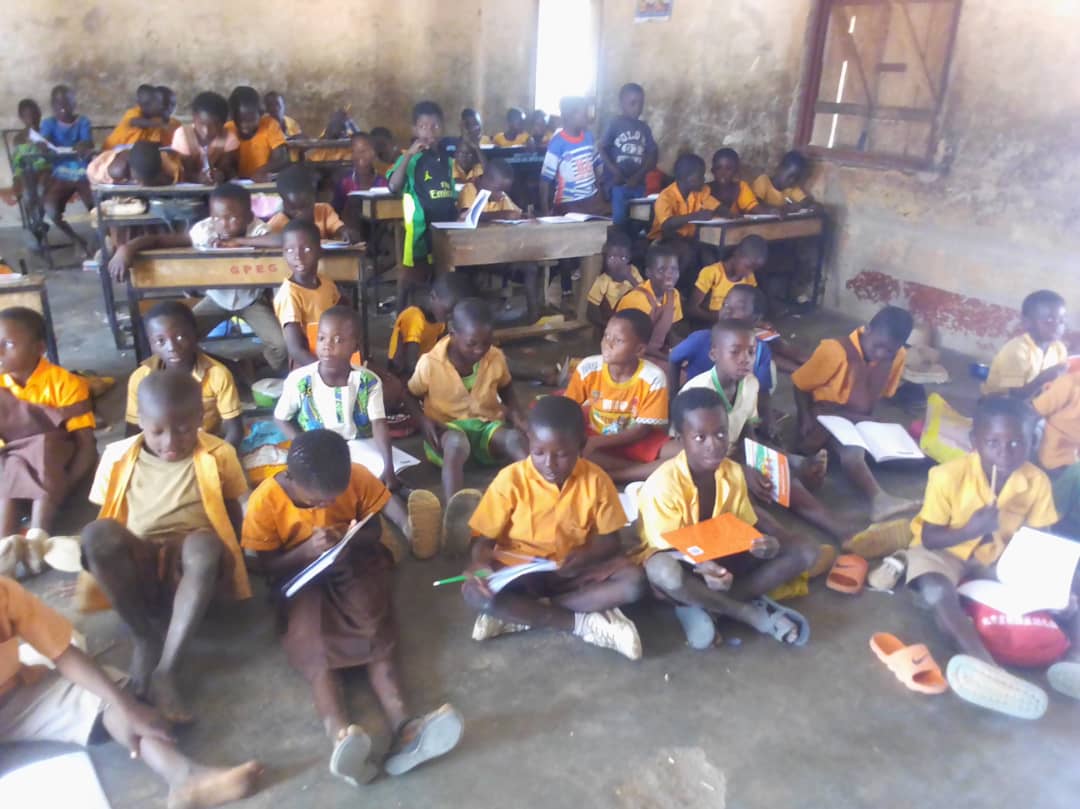 The sad story of pupils at Nabdam learning on the bare floor | Ghana ...