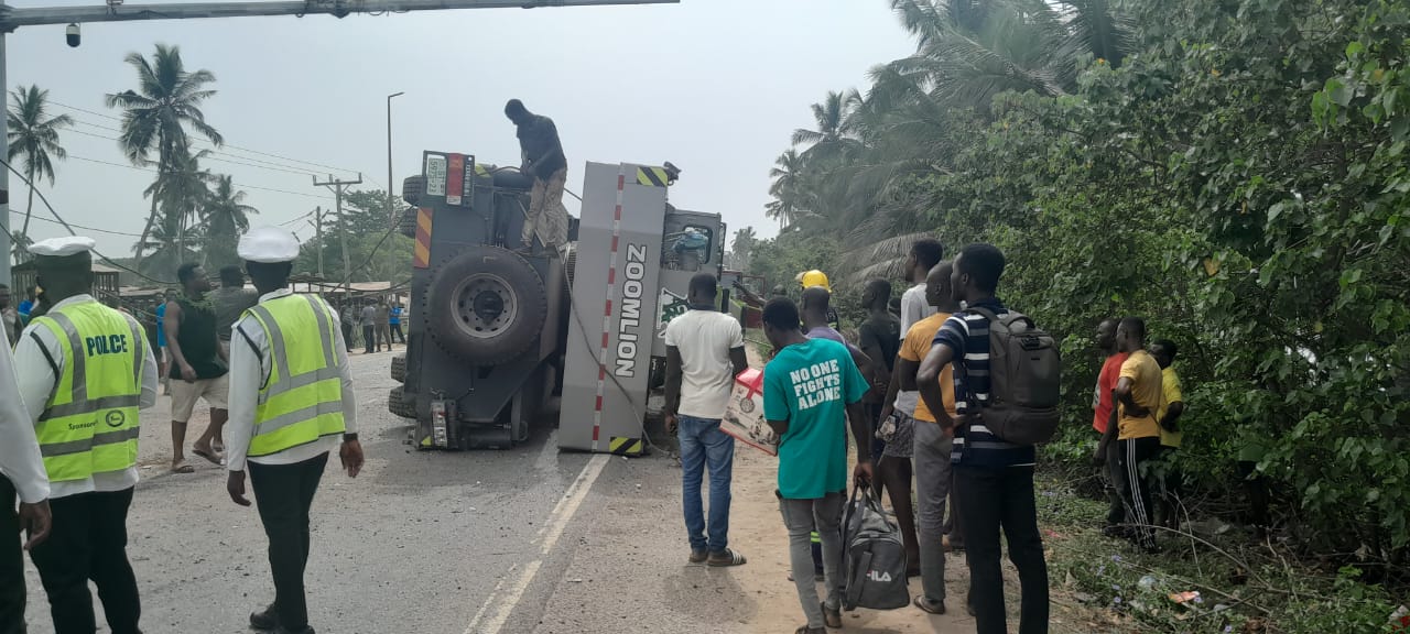 Zoomlion crane blocks main Takoradi – Accra Road after falling off ...