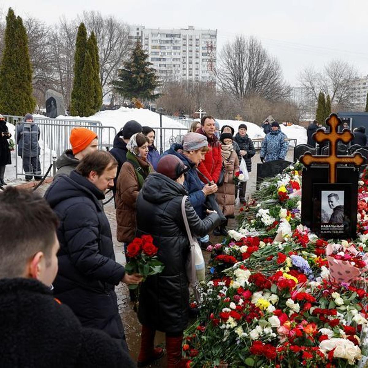 Mourners Continue To Pay Respects At Navalny's Grave In Moscow | Ghana ...