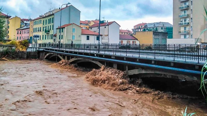 Severe storm hits Rome, month's worth of rain falls in just one hour ...