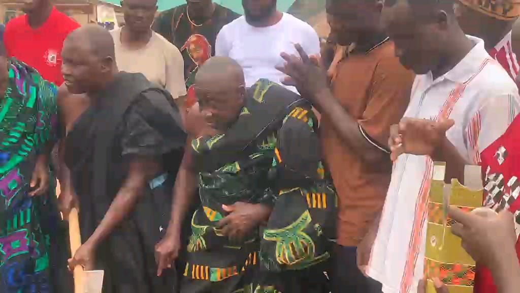 Tontokrom Unit Committee cuts sod for construction of modern market