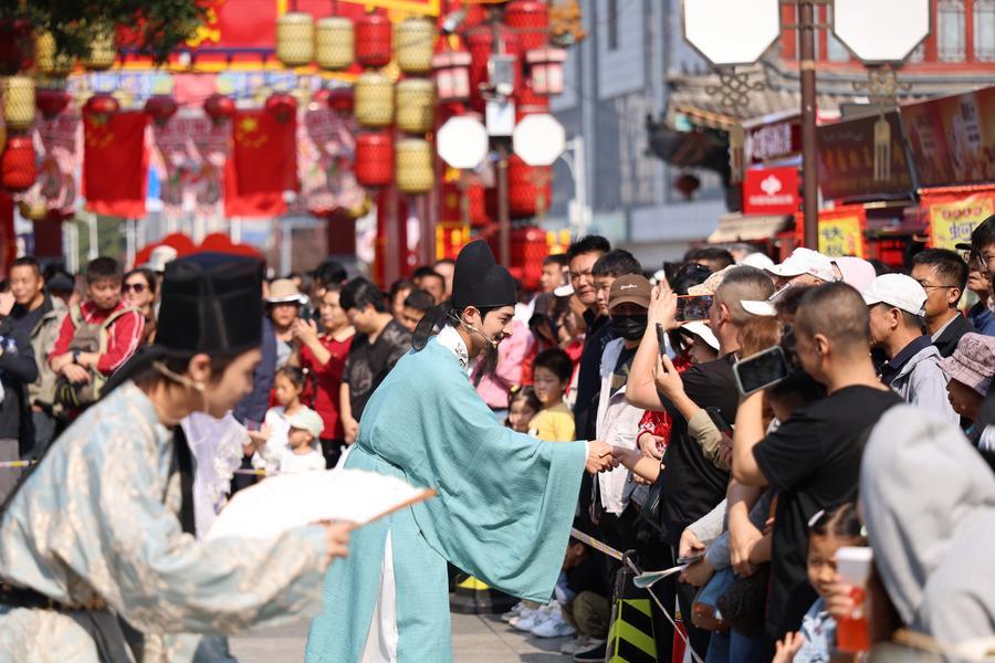China’s holiday consumption market posts steady growth