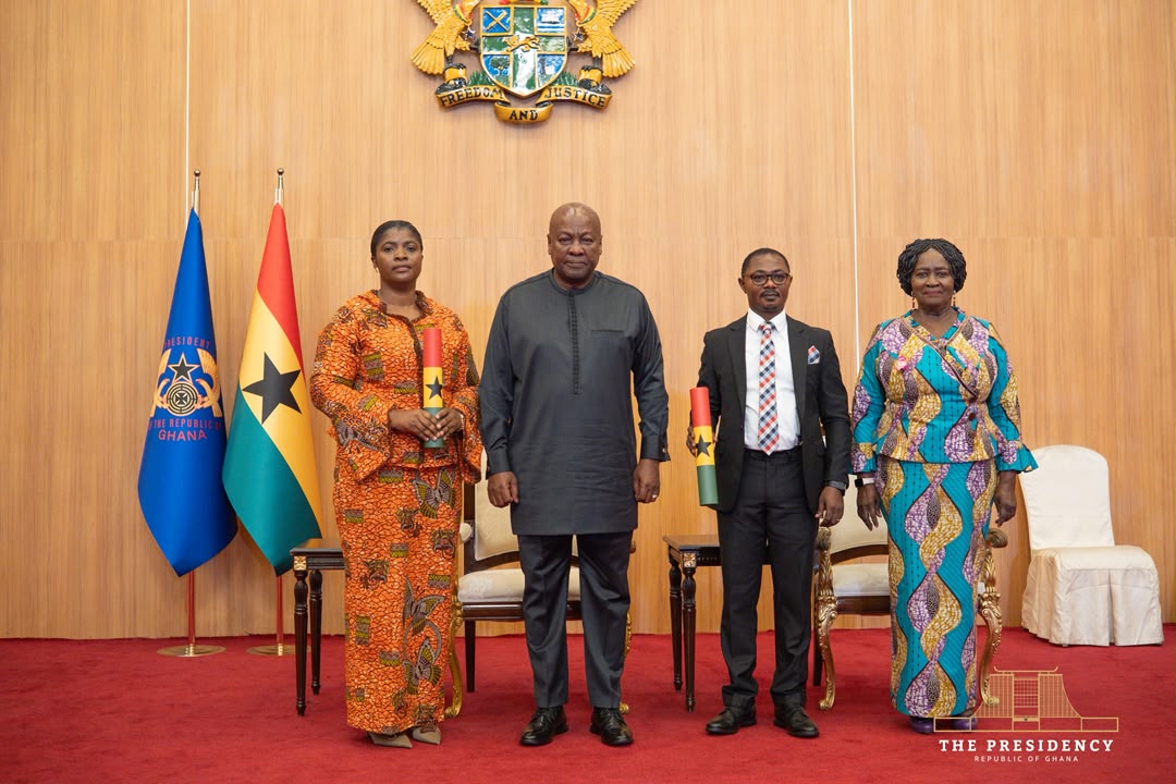 Photo : Ghana News Agency John Dramani Mahama assermente deux nouveaux vice-présidents de la Commission électorale
